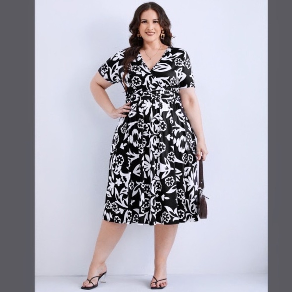 ⛔️SOLD⛔️Back and white floral dress.